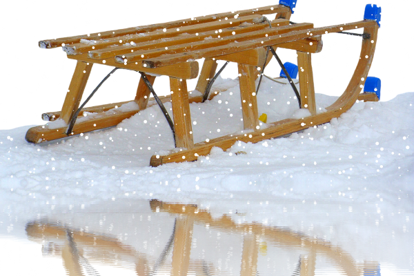 Frühlings Waldstraße mit Schneepanorama