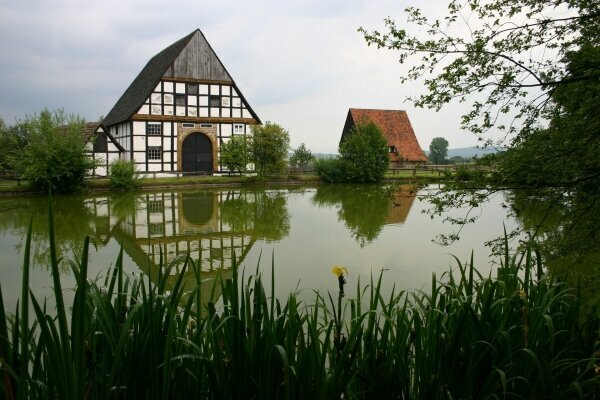 Fachwerkhäuser in den Dorfteich