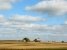 Farmhaus und Felder unter blauem Himmel