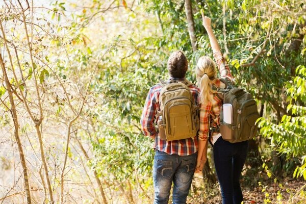 junges Paar wandern in die Berge