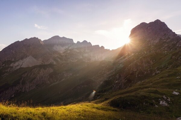 Sonnenuntergang in den Alpen im Sommer