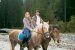 Bundesland Salzburg, junge Menschen sitzen auf einem Pferd