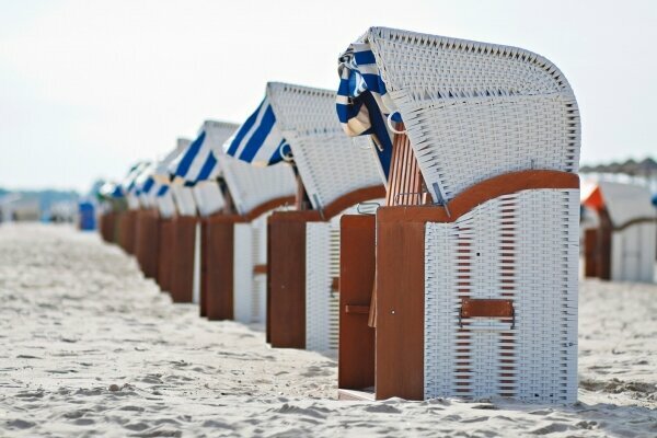 Strandgras und Leuchtturm im Sonnenlicht