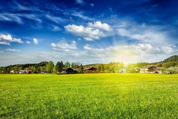 Landschaft mit Sonne und blauem Himmel