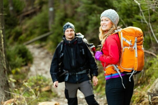 Paar glücklich Wanderer Wandern im Wald