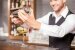 Attraktiver Barkeeper schenkt Cocktail ein