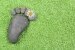 Fuß aus Stein auf grünem Handtuch
