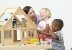 Kinder soielen mit Holzhaus