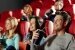 Freunde gucken einen Film im Kino