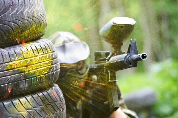 Paintballspieler wird beschossen