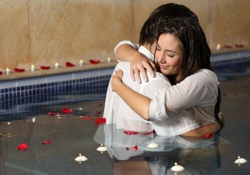 Romantisches Paar umarmt sich im Pool