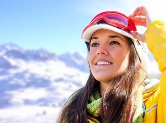 Frau mit Skibekleidung