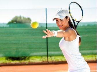 Frau spielt Tennis
