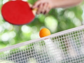 Tischtennisball über dem Netz
