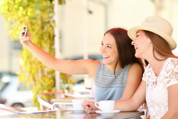 Touristen Freunde, die ein selfie Foto mit smartphone