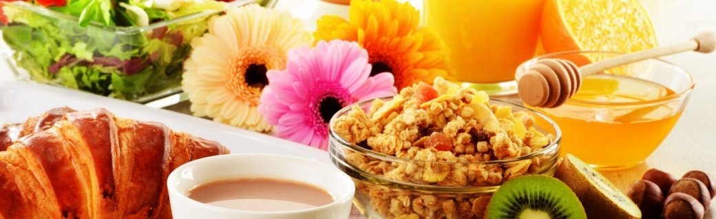 Frühstück mit Kaffee, Orangensaft, Croissants, Salat, Müsli, Quelle: monticelllo/istockphoto
