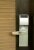 Elektronisches Türschloss an Tür mit weißen Schlüsselkarte