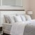 Luxus Schlafzimmer mit weißen klassischen Lampe auf Tisch
