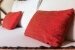 Doppelbett mit Kissen in Rot Fokus