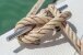 Nautische Seil Knoten gebunden dem Spiel auf dem Boot oder Schiff