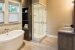 Luxuriöses Badezimmer mit Badewanne und Dusche