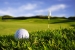 Weißen Golfball auf grünem Gras