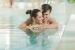 Junges Paar im Swimmingpool