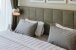 Grau Kissen auf dem Bett mit moderner Lampe
