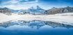 Winterlandschaft in den Alpen reflektiert im kristallklaren Bergsee