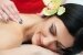 Eine Massage in einem Beautysalon genießen