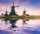 authentische Zaandam Windmühlen auf dem Wasserkanal in Zaanstad