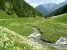 Fluss in einem Tal der italienischen Alpen