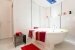 Interieur eines Luxus-weißen Badezimmers mit Jacuzzi-Badewanne