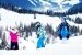 Junge glückliche Familie mit einem Kind, Skifahren in den Bergen