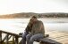 junges Paar auf einem Pier 