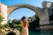 Touristische Fraue in Mostar Stadt