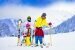 Familie mit Kindern im Skiurlaub