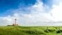 traditioneller Leuchtturm in der Nordsee mit blauem Himmel und Wolken
