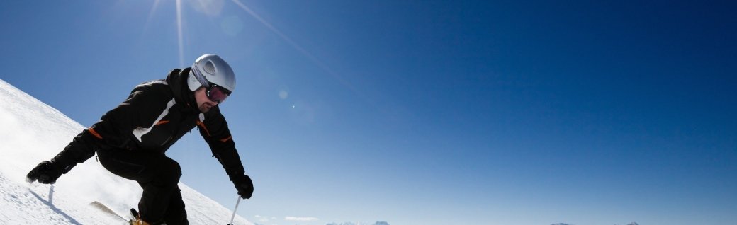 Männlicher Skifahrer mit Blick auf die Berge, Quelle: Jeannette Meier Kamer/istockphoto