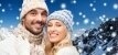 lächelndes Paar in Winterkleidung in den Bergen
