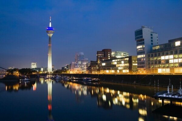 Düsseldorfer MedienHafen bei Nacht