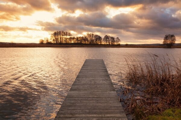 Sonnenuntergang über jetty auf der Elbe