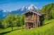 Idyllische Landschaft in den Alpen mit traditioneller Berghütte