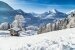 Winter-Wunderland mit Bergchalet in den Alpen
