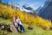 Drei Kinder entspannen bei einer Wanderung in den Bergen