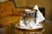 Luxus Hotel Zimmerservice mit Flasche Champagner und Glas