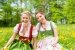 Frauen in traditioneller bayerischer Kleidung oder Dirndl auf einer Wiese