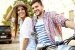 Portrait eines jungen glücklichen Paares auf einem Roller welches einen Roadtrip genießt