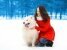 Glückliche Frau Spaß mit weißem Samojeden Hund im Freien