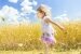 Profil von einem aktiven rennenden Mädchen mit sonnigem Feld im Hintergrund